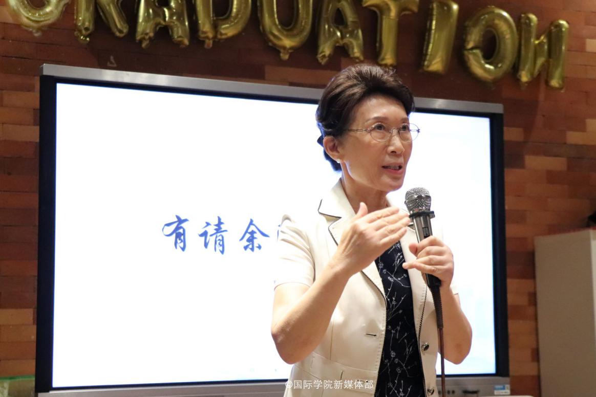 图片包含 人员, 室内, 墙壁, 照片描述已自动生成