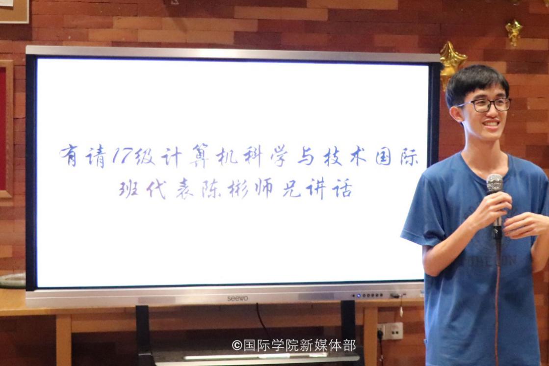 图片包含 人员, 室内, 墙壁, 站立描述已自动生成