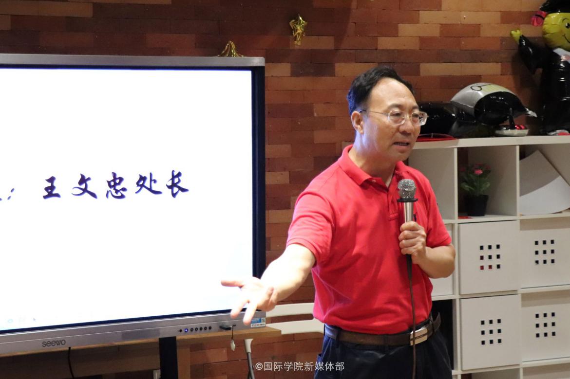图片包含 室内, 人员, 墙壁, 电视描述已自动生成