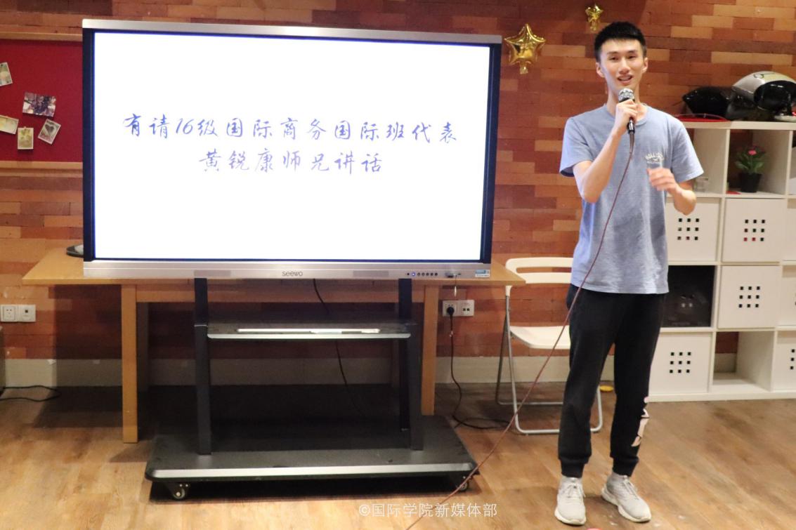 图片包含 地板, 室内, 生活, 人员描述已自动生成