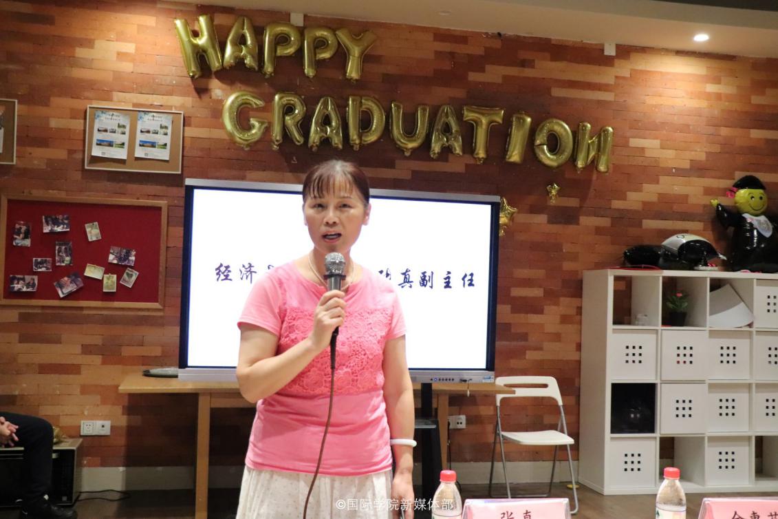 图片包含 室内, 人员, 墙壁, 站立描述已自动生成